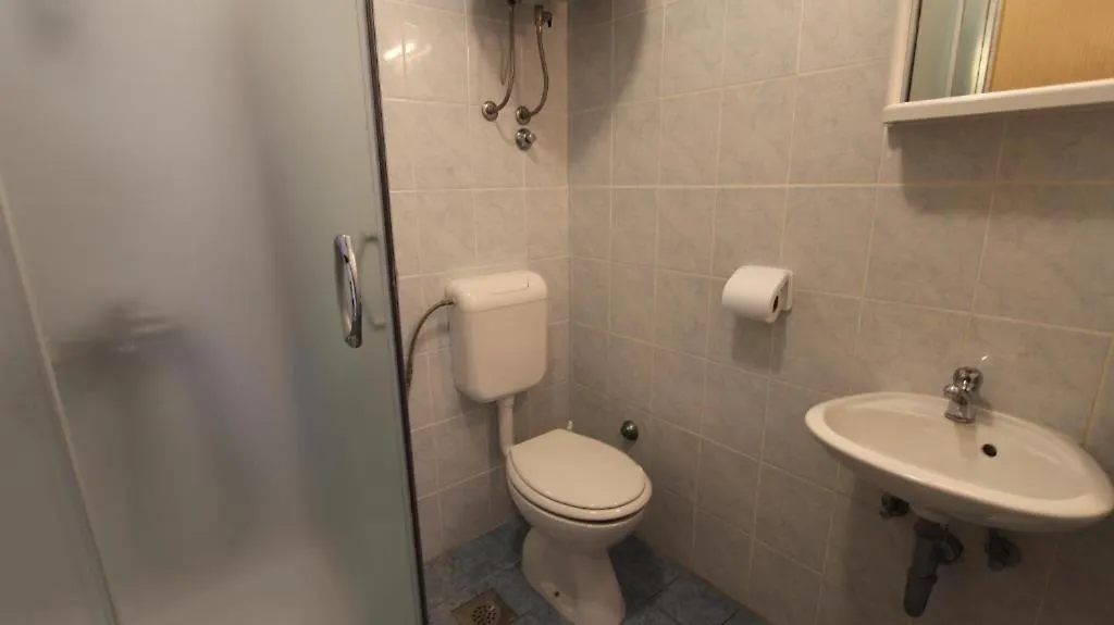 Apartments Ravlic Malinska Guest house