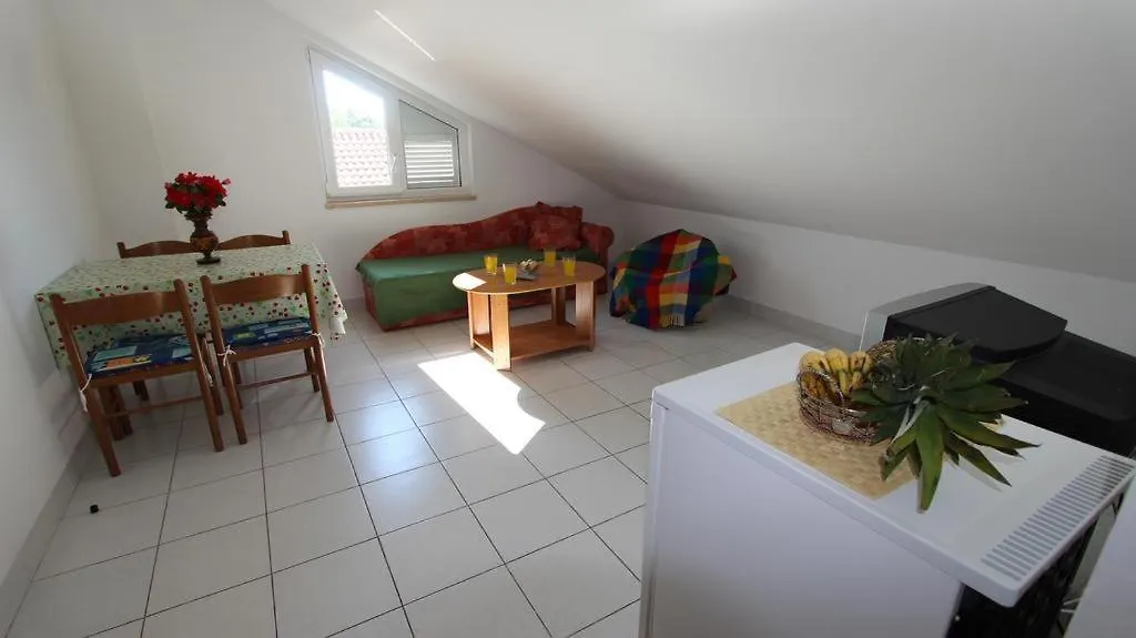 Guest house Apartments Ravlic Malinska